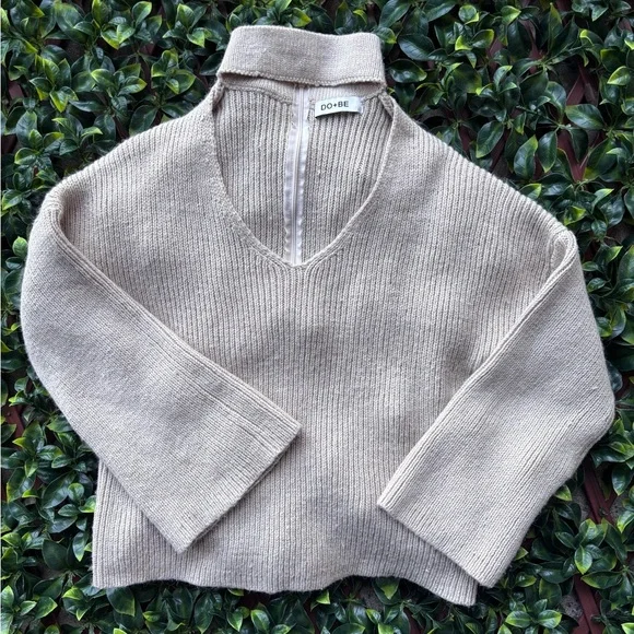 DO+BE beige knit sweater with a choker neckline and a deep V-neck - Picture 1 of 7